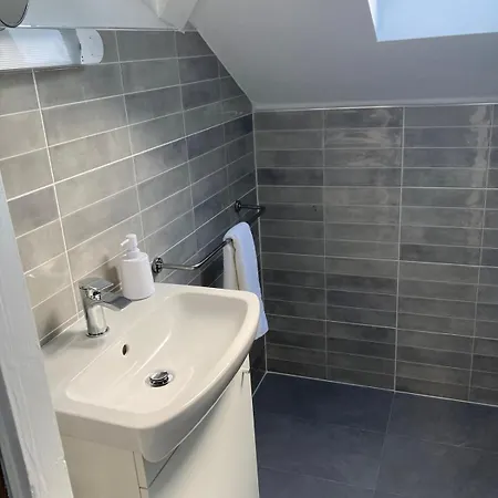 Apartment Modern And Spacious Apt6 - Sleeps 6 - Free Parking