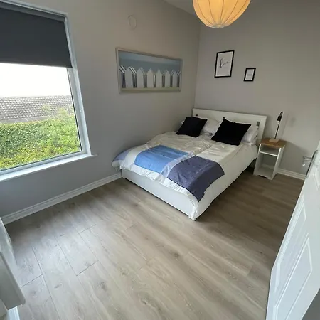 Modern And Spacious Apt6 - Sleeps 6 - Free Parking