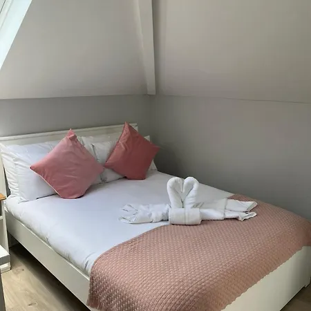 Apartment Modern And Spacious Apt6 - Sleeps 6 - Free Parking